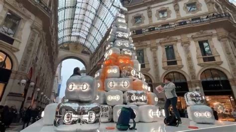 Ultima generazione imbratta l'albero di Natale di Gucci in Galleria 